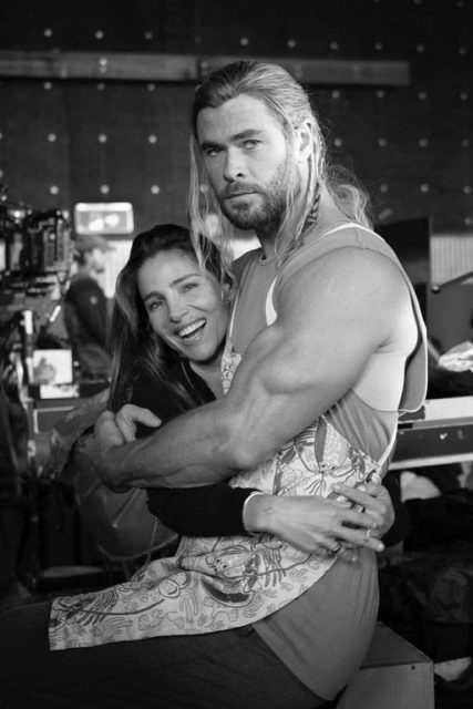 雷神 Chris Hemsworth 為老婆慶生大讚自己西班牙文進步!誤將生日快樂寫成另一個祝福?