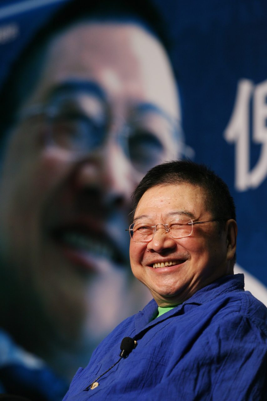 一代才子倪匡終年 87 歲！回顧其精彩創作生涯：從《衛斯理》到成為香港電影「新武俠」時代開創者