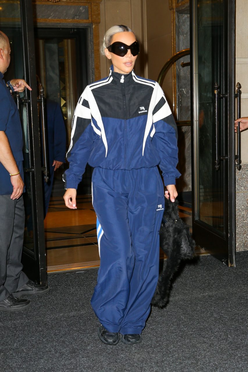 Kim Kardashian 一改性感風格！運動 tracksuit 造型將會成為今季必備單品？