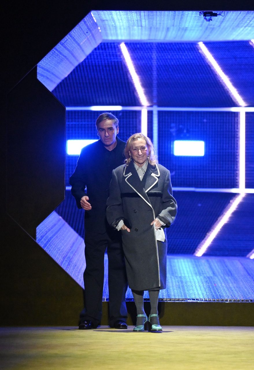 Prada 在北京重新上演 2022秋冬男女裝系列！天橋設在具有中國傳統四合院風格的郡王府飯店