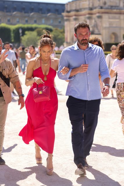 當濃情蜜意遇上歐洲夏日之旅:細看 Jennifer Lopez 及 Ben Affleck 的蜜月時尚造型