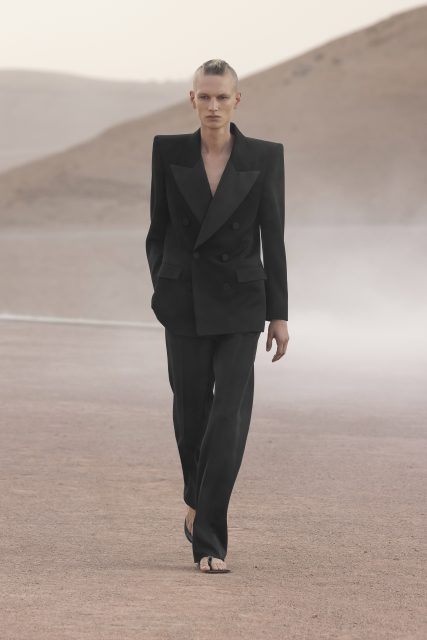 Saint Laurent 於摩洛哥 Marrakech 沙漠打造時尚盛宴,重新演繹經典燕尾服|Spring / Summer 2023 Menswear