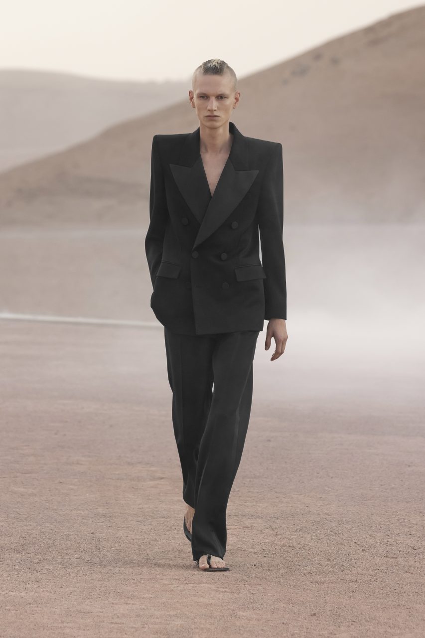 Saint Laurent 於摩洛哥 Marrakech 沙漠打造時尚盛宴，重新演繹經典燕尾服｜Spring / Summer 2023 Menswear