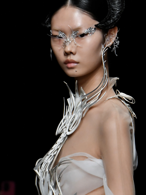 精選11個高级訂製時裝周的美麗造型:Iris Van Herpen的科幻造型到Elie Saab的古典華麗