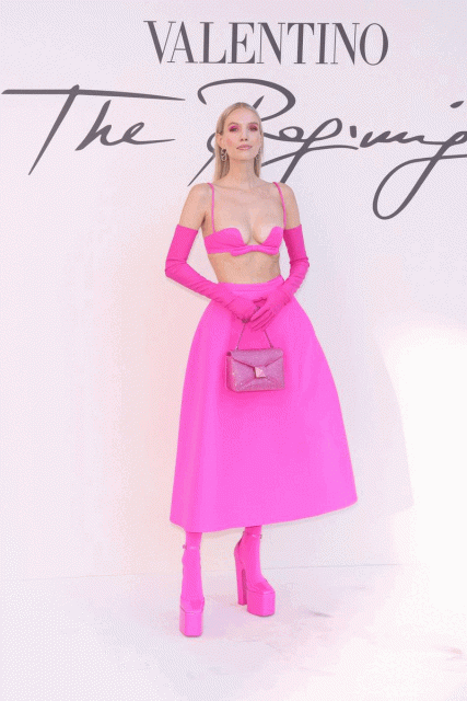 Anne Hathaway 化身「穿 Valentino 的芭比」現身 Valentino 2022 秋冬高級訂製,全面擁抱「芭比粉」潮流