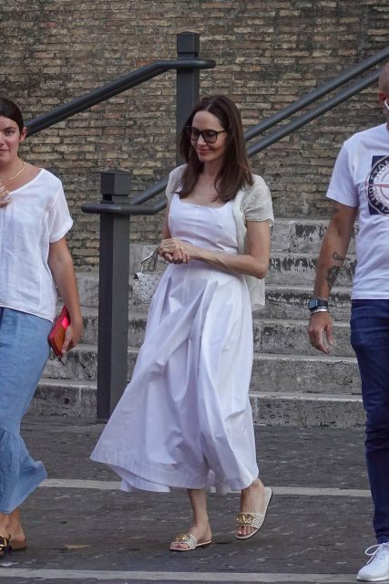 Angelina Jolie 示範完美的 Summer Dress!推薦 4 款值得入手的清爽的白色連衣裙