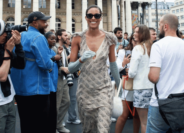 從街拍看 2022 秋冬 7大潮流趨勢筆記:黑色西裝、High Low 穿搭、中長裙造型、金屬色單品成為大熱⋯⋯