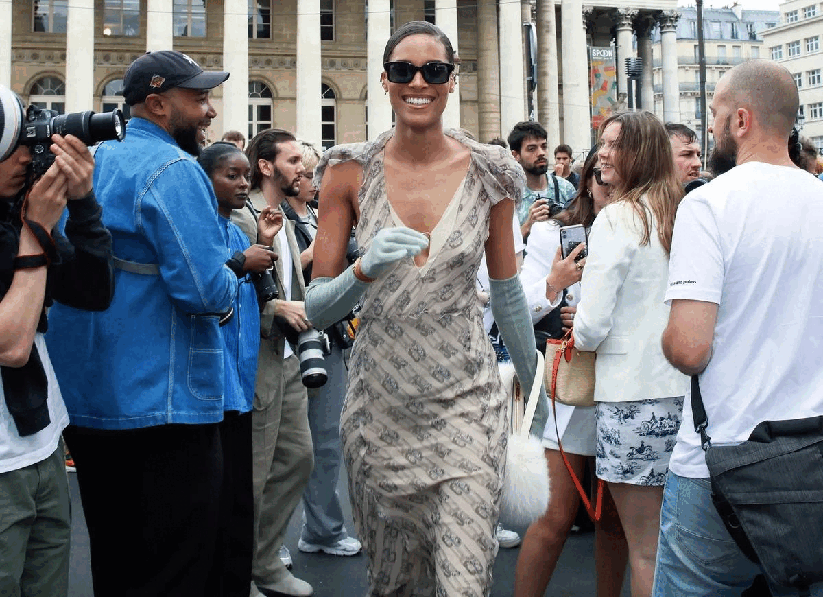 從街拍看 2022 秋冬 7大潮流趨勢筆記：黑色西裝、High Low 穿搭、中長裙造型、金屬色單品成為大熱⋯⋯