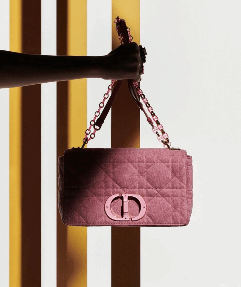 2022 夏季手袋情報：今夏不能沒有一款牛仔手袋！盤點 Chanel、Dior、Bottega Veneta 和 Saint Laurent 等各大品牌丹寧款式
