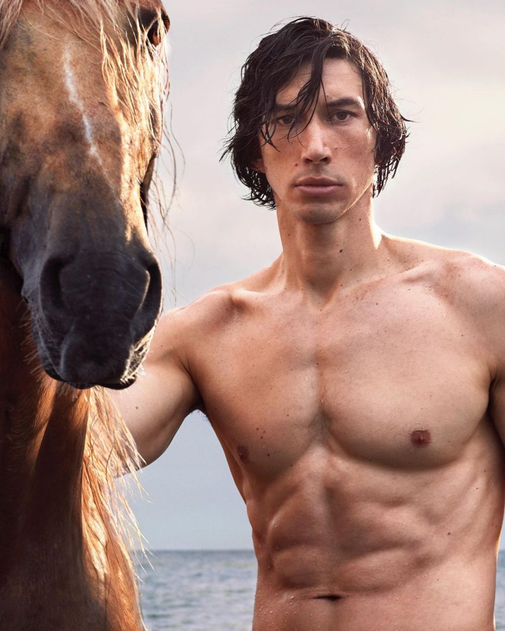 Adam Driver 回歸 Burberry 最新香水廣告大片，再度展現男性剛強魅力