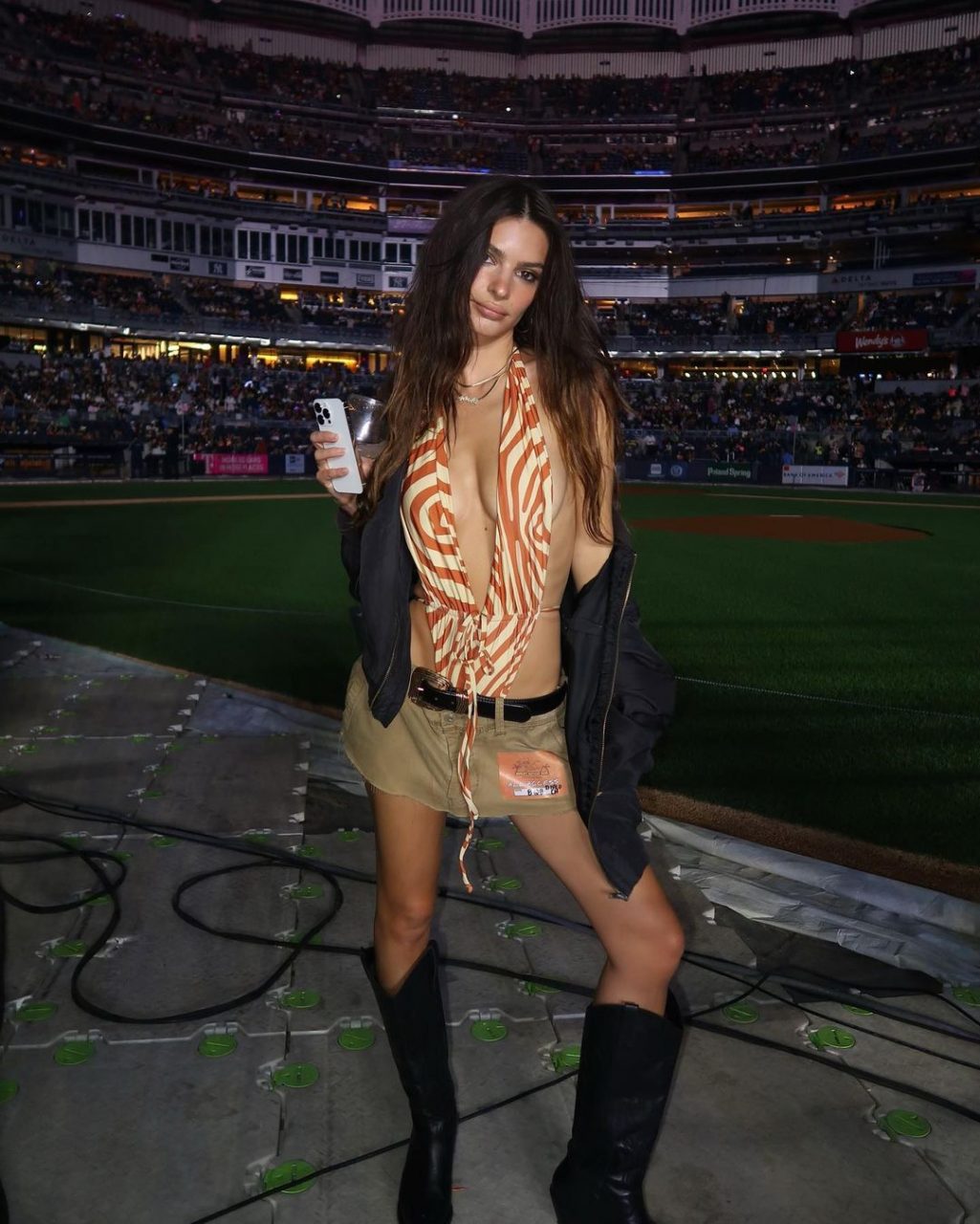 Emily Ratajkowski 將自家品牌泳衣變成日常出行造型？以泳衣造型出席 Bad Bunny 演唱會