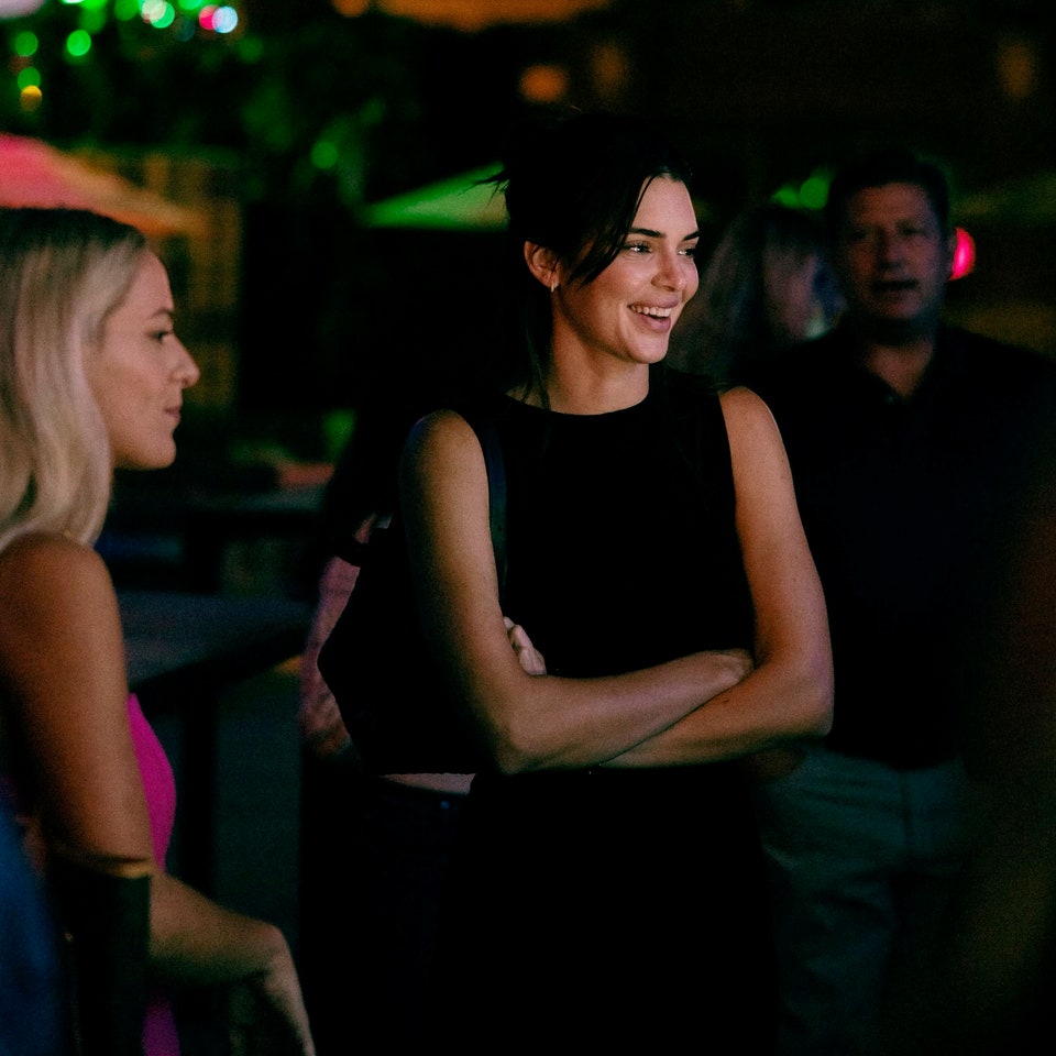 Kendall Jenner 最新 LBD 造型，示範如何以一條90 年代小黑裙遊走工作與派對！