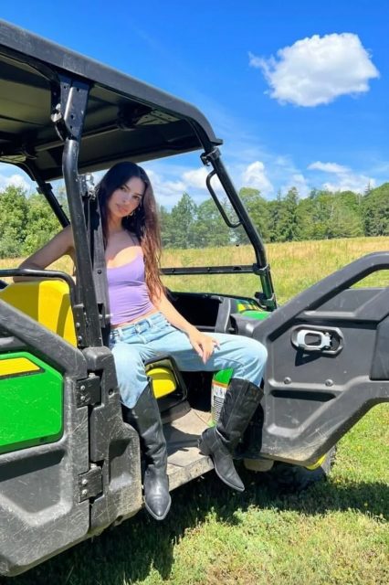 如何配搭今季大熱單品牛仔靴 Cowboy boots?從牛仔靴愛好者 Emily Ratajkowski 中尋找穿搭靈感!