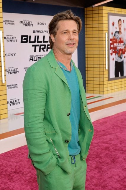 Brad Pitt 以青綠色西裝造型亮相新戲《Bullet Train》首映禮,再次打破了紅地毯規則!