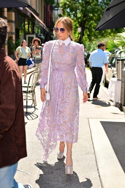Jennifer Lopez 連休閒夏裝也別具明星風範!她是如何將一條簡單的連衣裙變成她專屬的 Summer Dress?