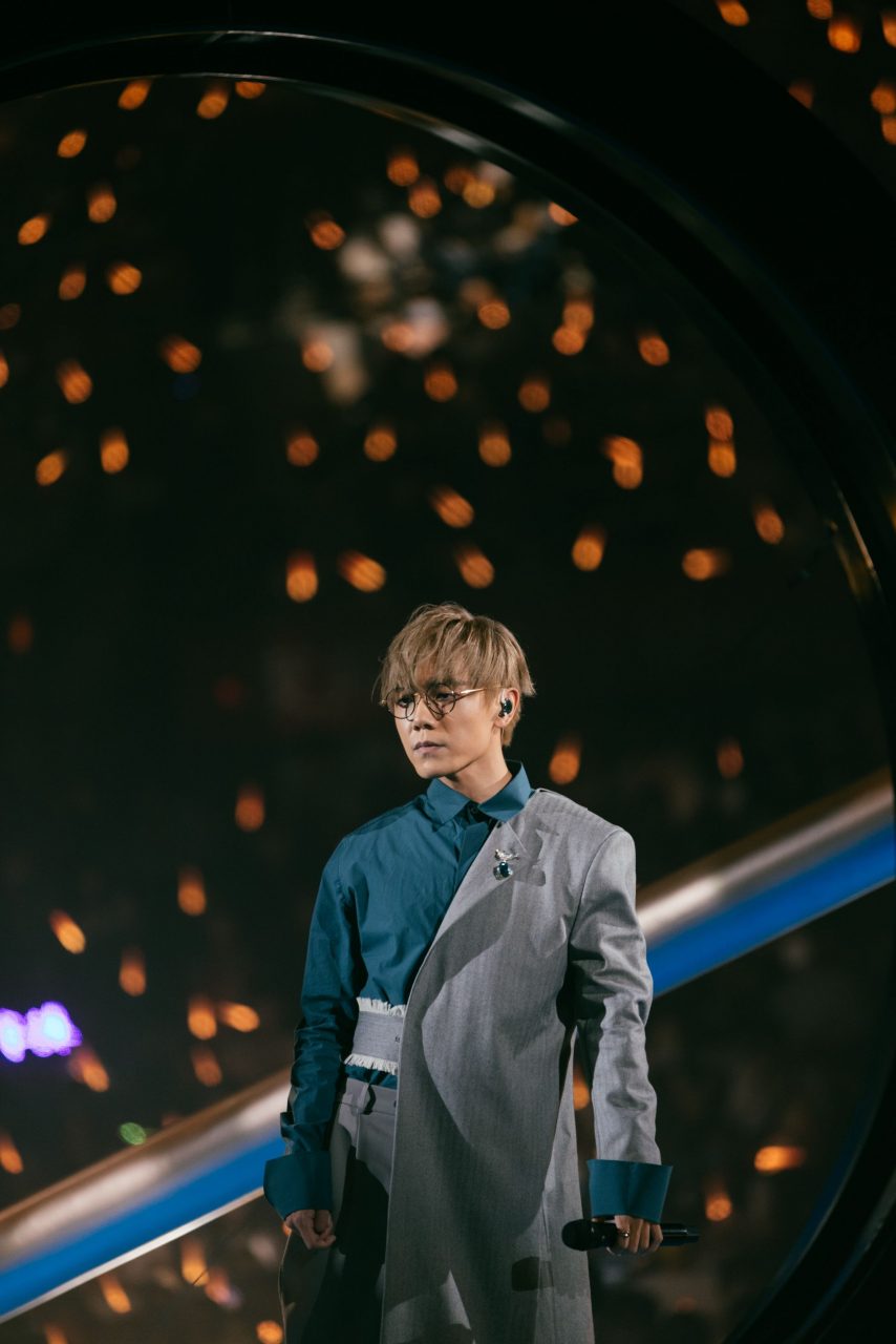 盤點林家謙《Summer Blues》紅館演唱會造型，從 Louis Vuitton、Tiffany & Co. 到 Moncler