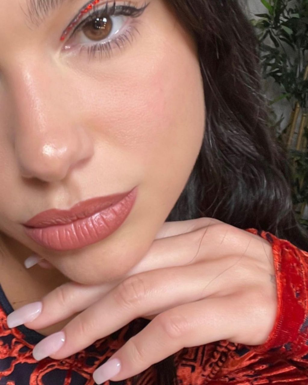 Adele、Dua Lipa、Gigi Hadid 也愛！盤點 2022 夏季 7 大美甲潮流趨勢