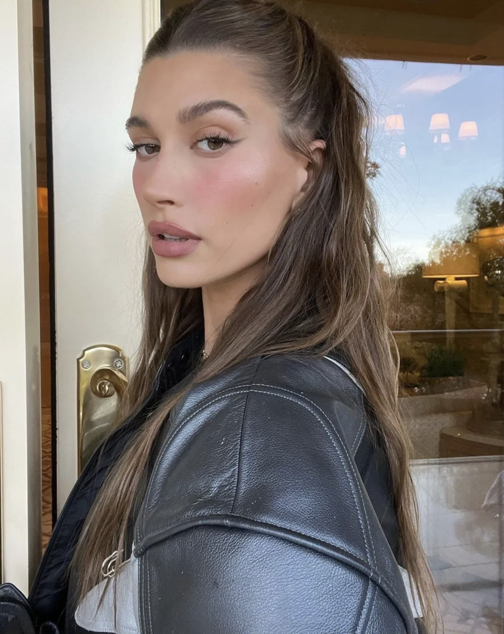 羨慕Hailey Bieber的皮膚嗎？10個最完美無瑕的肌膚時刻