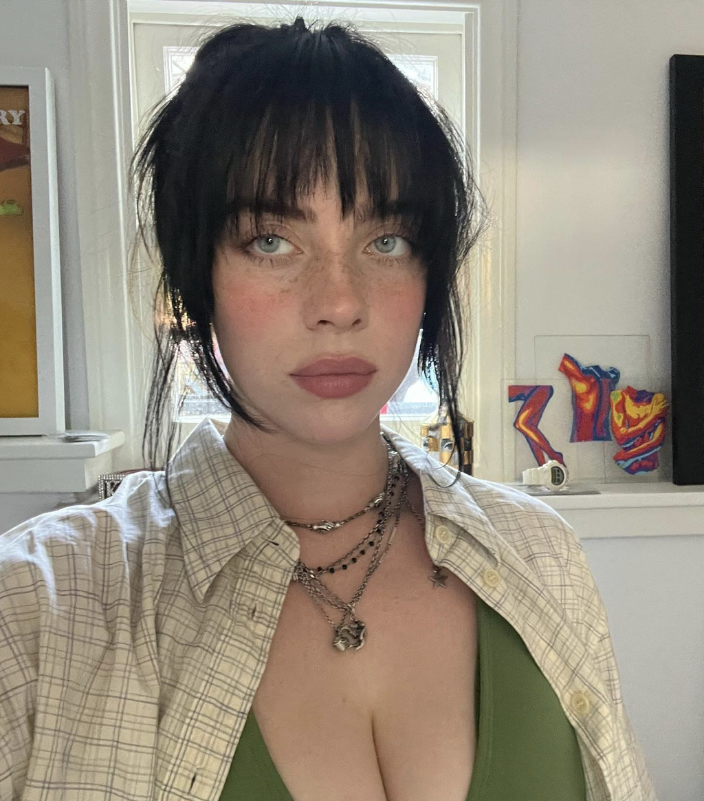 #SummerInVogue 如何在不曬太陽的情況下實現夏季皮膚？從Billie Eilish妝容看出兩個技巧