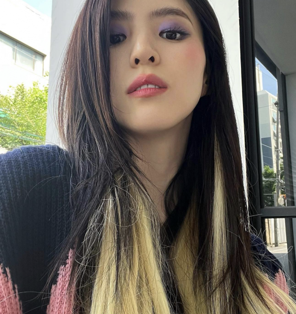 韓韶禧再度來港!重溫她令人驚豔的妝容造型,從輕透水光肌到神秘煙燻妝