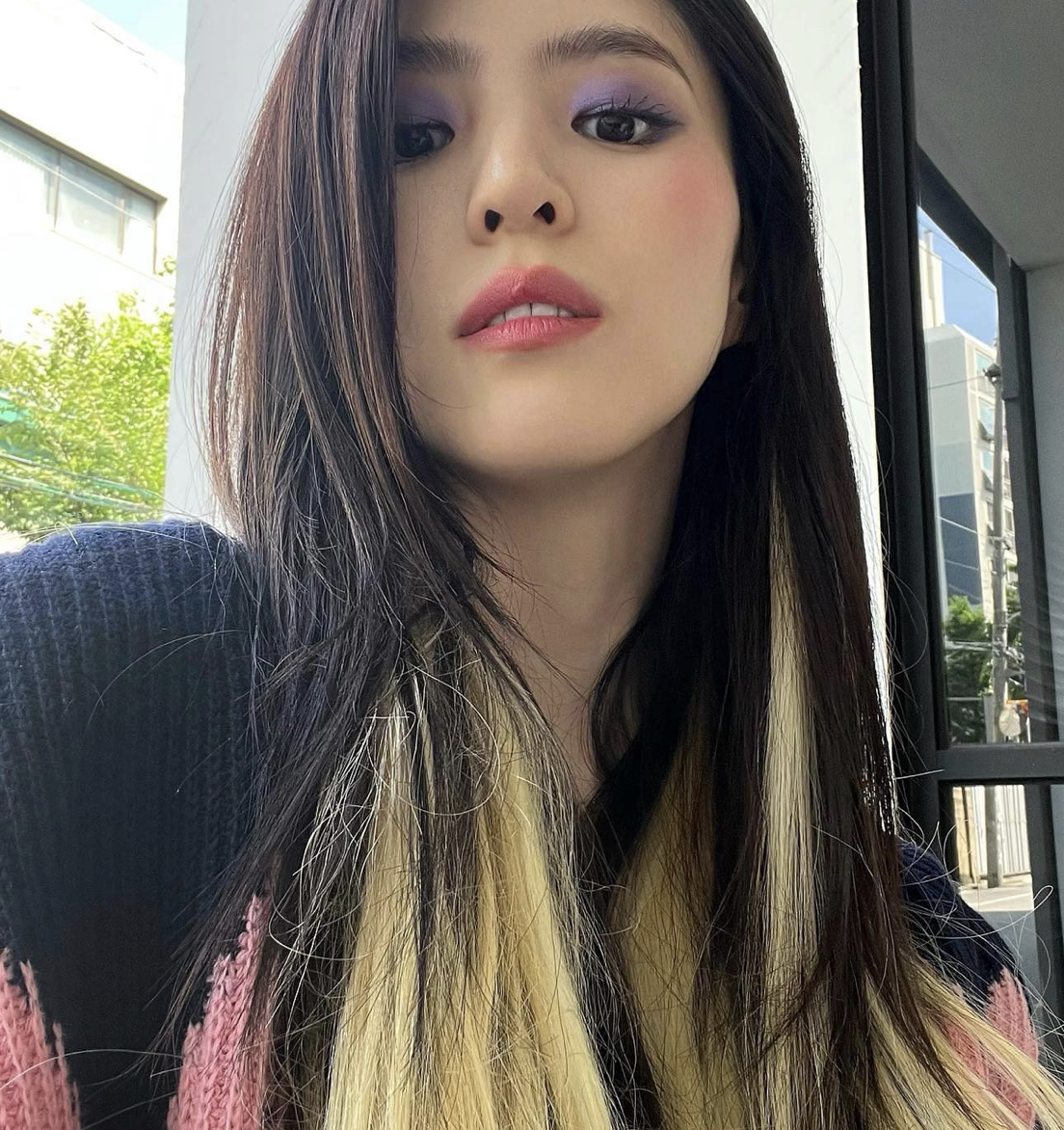 韓韶禧再度來港！重溫她令人驚豔的妝容造型，從輕透水光肌到神秘煙燻妝