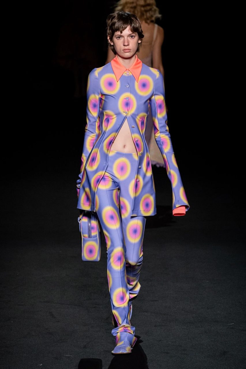 Sportmax 由「聯覺」啟發的創意實驗，以迷幻設計探索不和諧的二元性 | Spring/Summer 2023