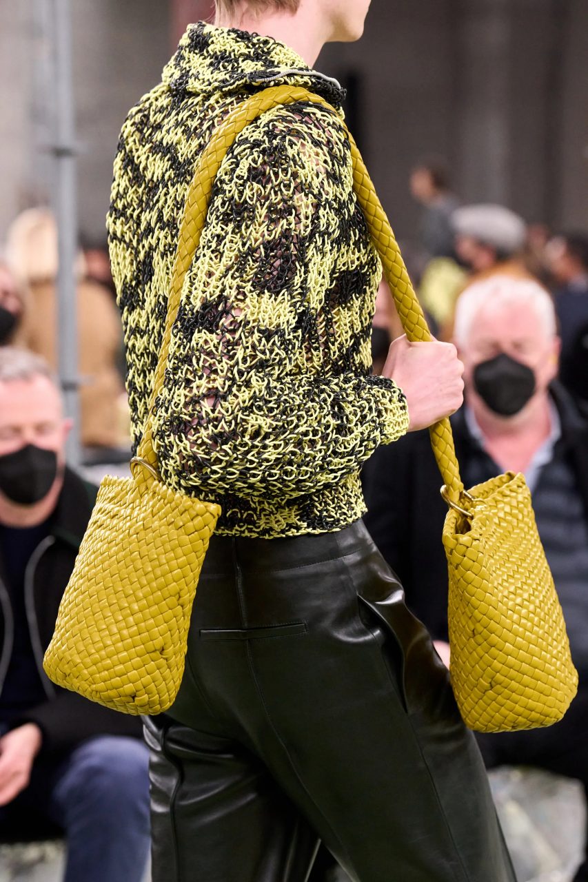 2022 秋冬手袋情報｜Bottega Veneta 新款登場：價值 8 萬元的 Double Kalimero 雙胞水桶編織袋、Sardine 半月手袋、Tosca 單肩袋、Pillow 枕頭手袋⋯⋯