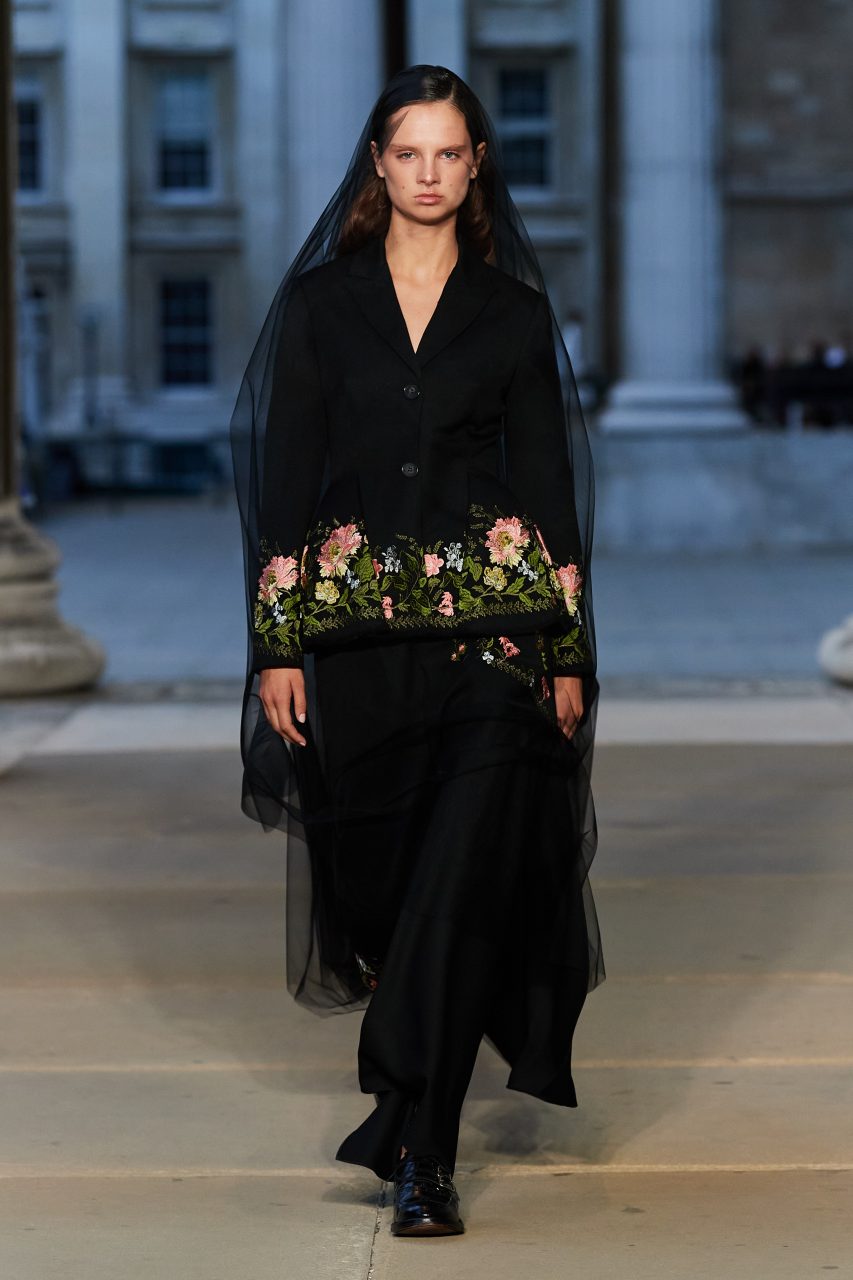 Erdem 對「完美」的追求達致藝術修復的層次，驚嘆於巧奪天工的還原工藝｜Spring/ Summer 2023