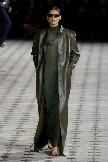 醉人巴黎景色襯托下的剛柔並濟設計 | Saint Laurent Spring/Summer 2023