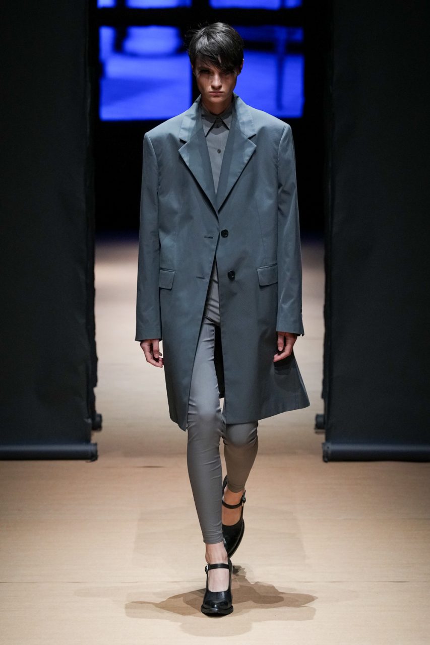 Prada 大膽以「粗燥」演繹低調奢華的時尚，呼應出最簡單、最純粹「生活美」｜Spring/ Summer 2023