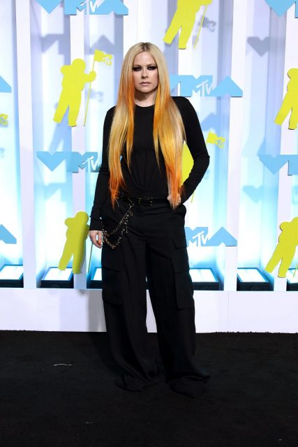 Avril Lavigne 會成為 Donatella Versace 下一個繆斯女神嗎? 龐克搖滾天后的時尚突襲!