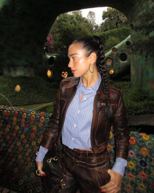 #Bikercore 是 2022 秋冬不可不知的流行趨勢!小天后 Dua Lipa 以兩款皮褸造型示範大熱「電單車風格」