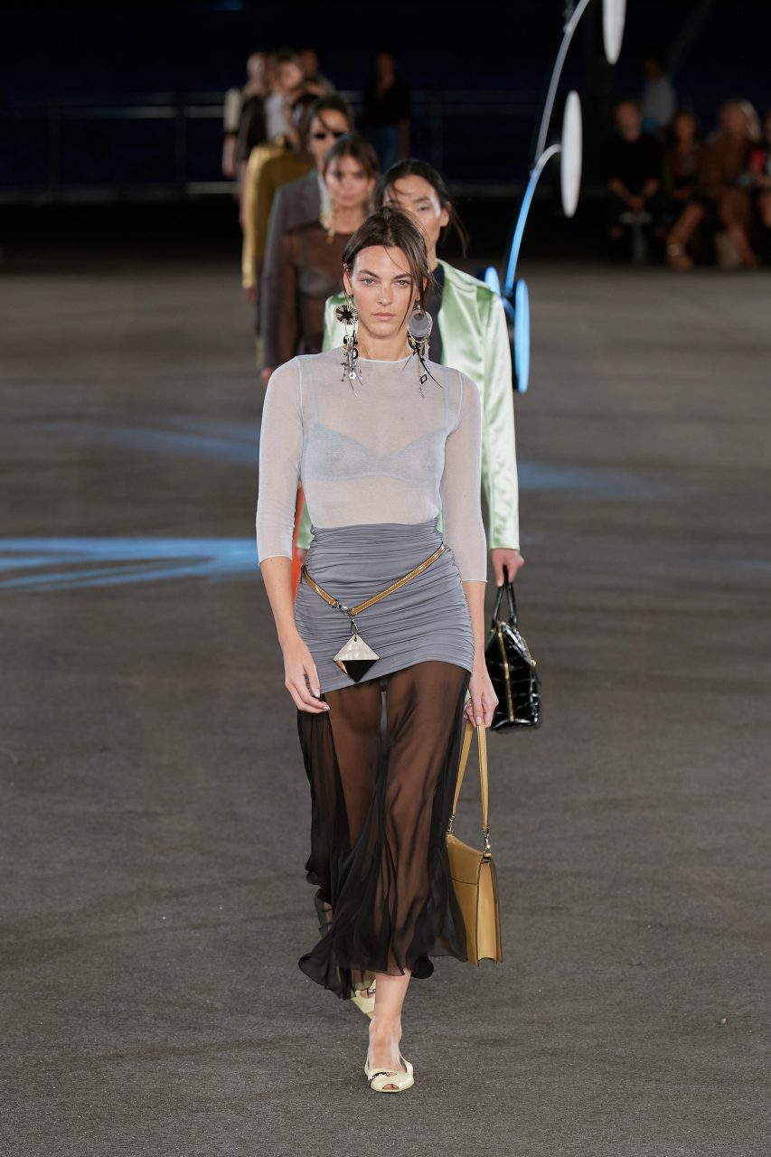 Copilot - fashionShowID:62f2721f8f6c670645376c67 - assetID:63218ef6c13bf6b030eccfb2