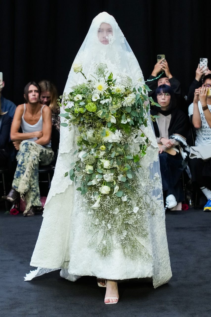 Richard Quinn 22套全黑造型獻給英女王，10日內不分晝夜趕工完全壯舉｜Spring/ Summer 2023