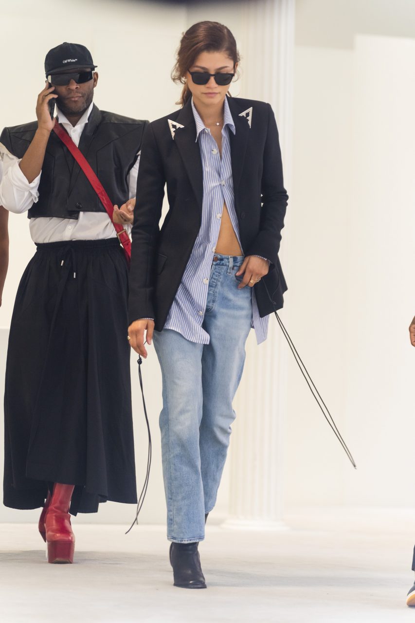 Zendaya 也換上了「學院風 Preppy」風格？以 Vera Wang 外套打造帥氣率性的跨季造型