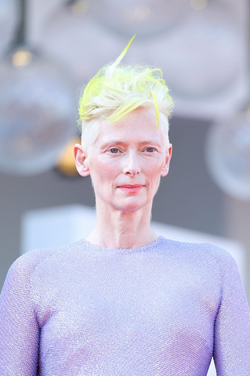 不只是時尚！Tilda Swinton威尼斯影展上的亮黃髮色 意義比你想像中更深遠