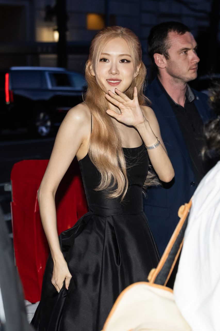 Rosé一身黑色優雅長裙配韓式髮飾 出席雪花秀跟The Met藝術博物館晚宴！