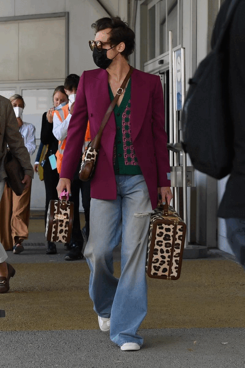 威尼斯影展2022｜Harry Styles 化身70年代荷里活王室成員，3套 Gucci 打造機場造型、航海小清新風格到紅地毯西裝