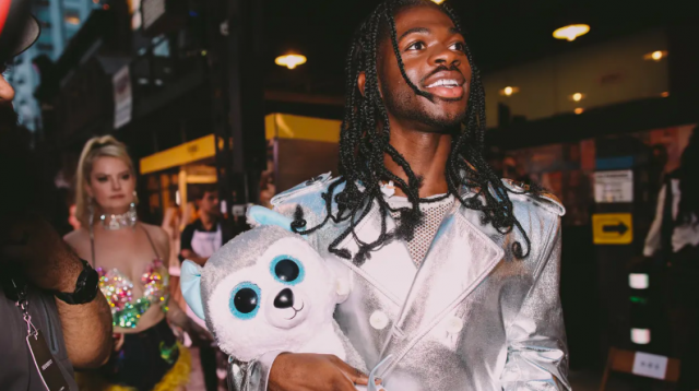 從街拍時尚攝影師 Phil Oh 看 《Vogue》130 周年企劃 VOGUE World 的嘉賓造型，打造最佳時尚趨勢