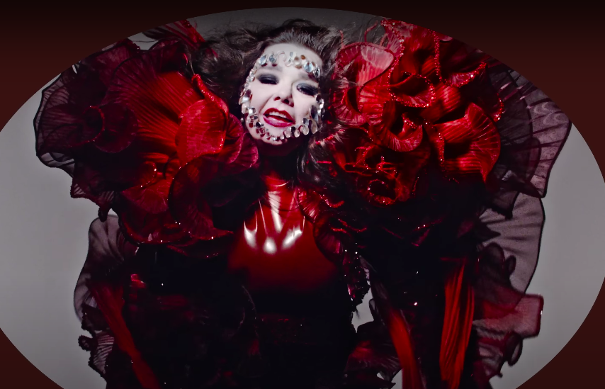 Björk 與 Nick Knight 打造《Ovule》MV，Gucci 創作總監 Alessandro Michele 度身訂造華麗服裝