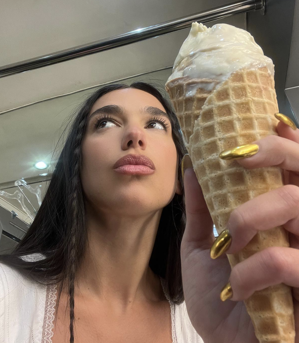 鉻合金指甲成最新美甲潮 為經典美甲的未來主義變化