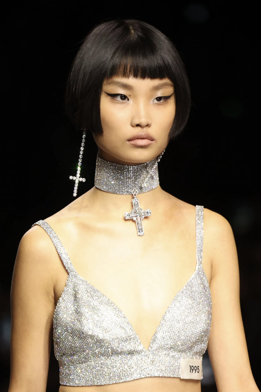 Dolce & Gabbana以眼線帶你重回90年代 模特兒臉上出現「貓咪」造型？