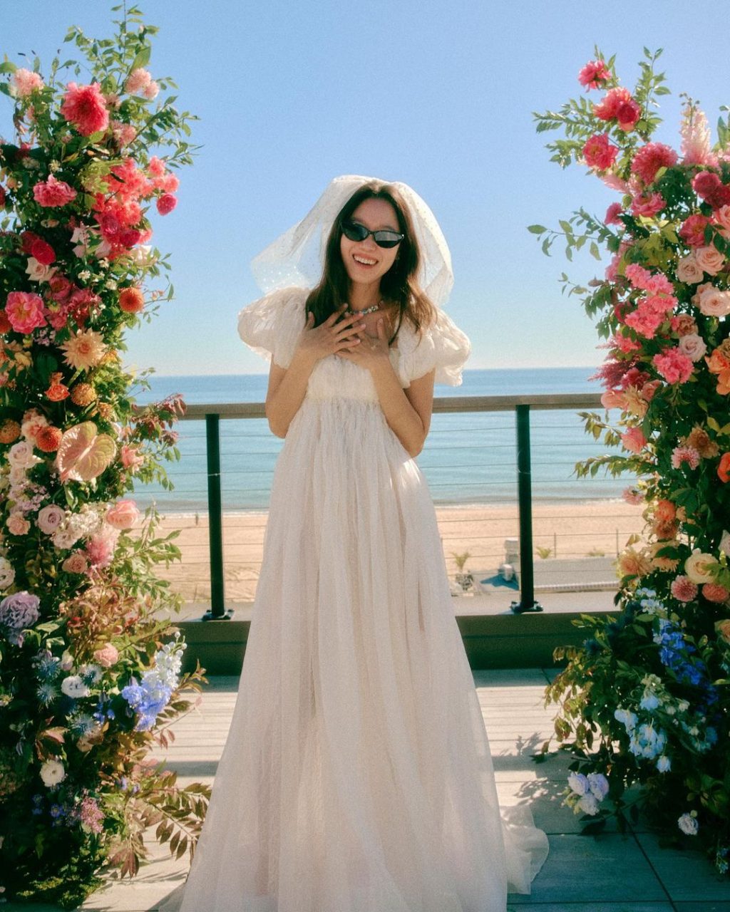 戴上 Piaget 首飾之外，脫下 New Balance換上Manolo Blahnik ，三件婚紗皆出自小眾設計品牌！關於孔孝真婚禮上的一切