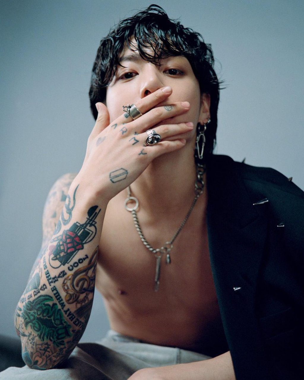 精選15個韓國紋身男神 2025｜從Jung Kook手背上意義非凡的「ARMY」到Jay Park熱愛音樂的30多個紋身！