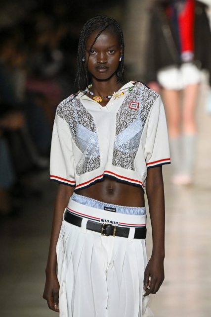 2022 秋冬最新流行關鍵詞是「內衣外露」！以透視裝打造若隱若現的高級性感穿搭