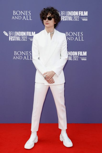 魔鬼藏在細節!Timothée Chalamet 倫敦影展紅地毯造型,暗藏一個與電影《Bones And All》有關的造型巧思
