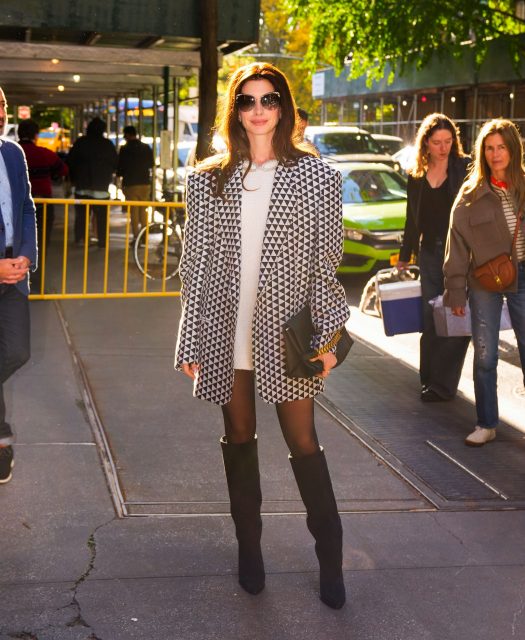 Anne Hathaway 完美示範 2022 秋冬的必備單品!跟着時尚女神學會 Oversized 西裝外套穿搭技巧