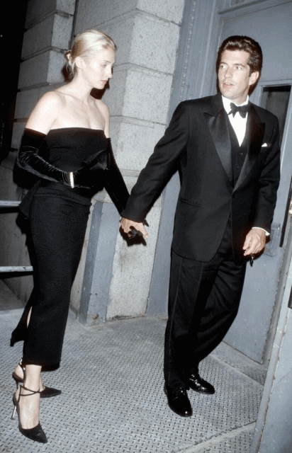 百花爭艷的紅地毯歷史證明:想要贏得全場矚目?攝影師的鏡頭告訴你最簡約時尚造型才是贏家!