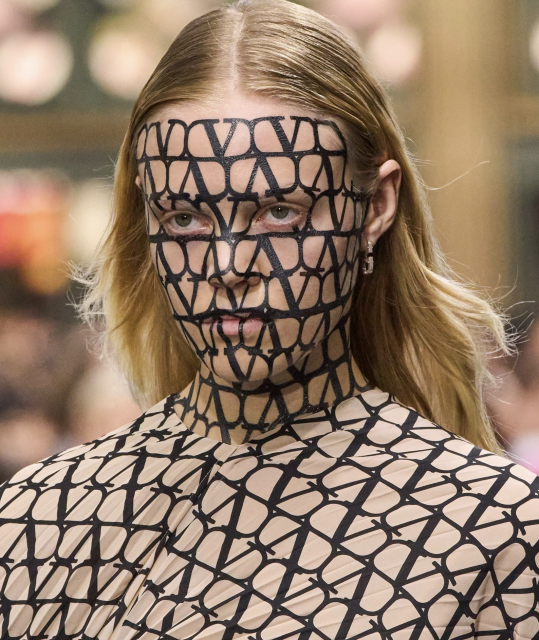 巴黎時裝週令人難忘的美容造型:Valentino「the new naked」把臉部貼滿標誌性印花吧!