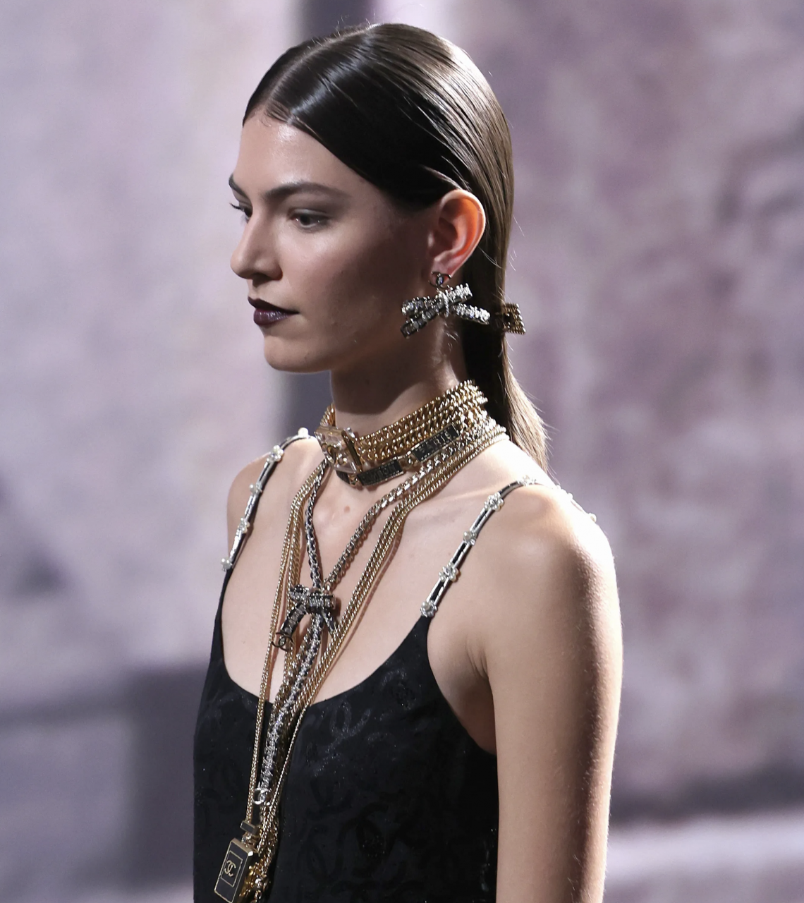 如何把頭髮變得「香奈兒化」？一個簡單技巧在家重現Chanel SS23時裝展髮型